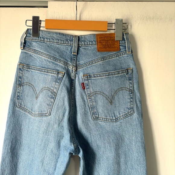 Levi’s Ribcage Straight Full Length in Light Wash - Picture 11 of 13